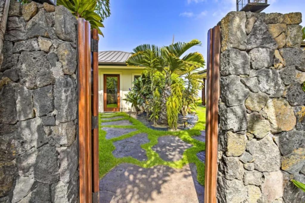 Villa Sweeping Ocean Views Ideal Location Gated à Kailua-Kona Extérieur photo